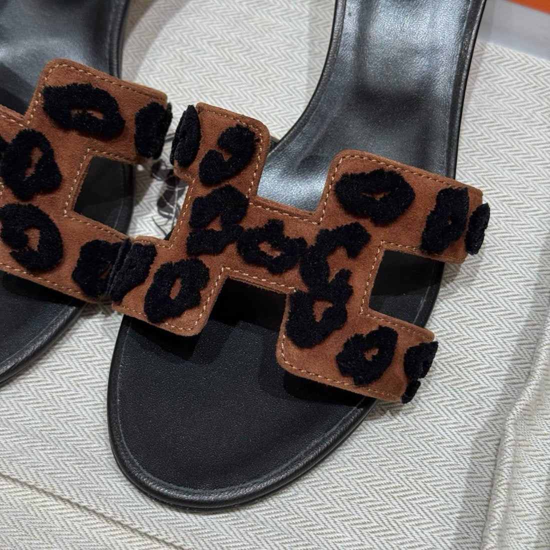 Hermes Oasis Sandal, Brun Fumé, Chamois Leather, 1.5" Heels, Dermal Outsole