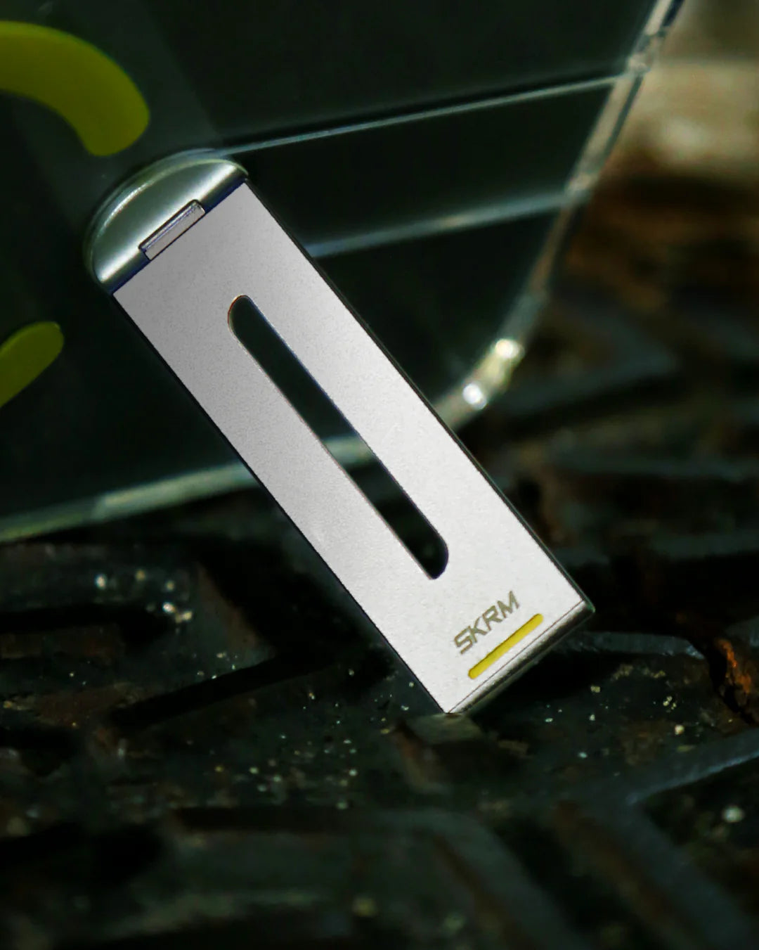 SKINARMA HELIX Mag-Charge iPhone 16 Pro/Pro max with 360º Stand
