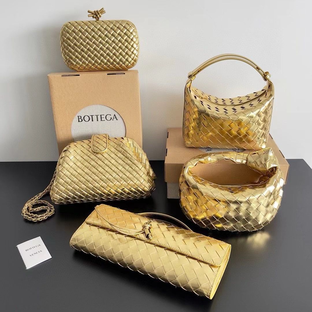 Bottega Veneta Andiamo Clutch Gold Foggy Mirror Leather 30cm